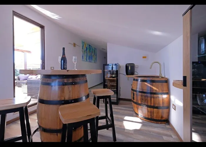 Penthouse Stella 풀라